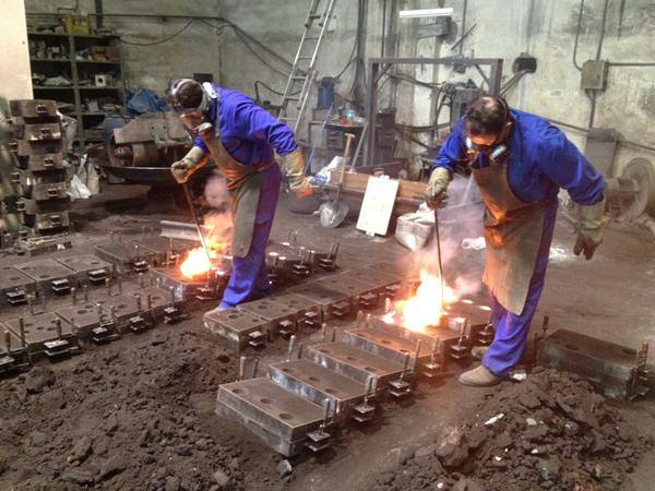 Operarios preparando moldes en planta de fundición INFUCON
